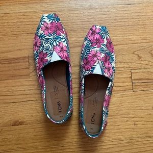 TOMS Floral Hawaiian shoes 🌺